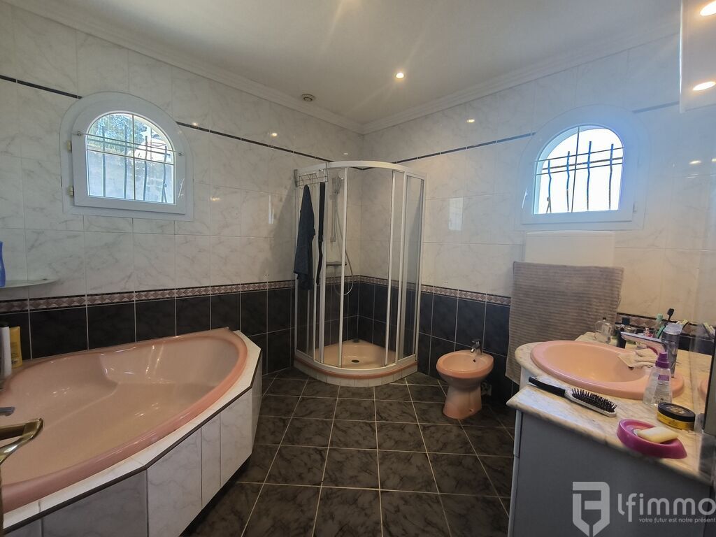 Photo 9 : Villa d'exception de 140 m2, jardin de 3096 m2 arborés, et pisci