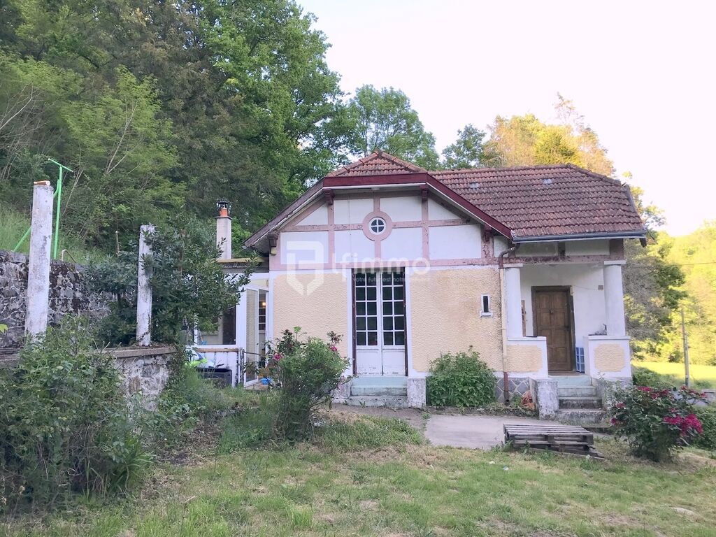 Photo 2 : Petite Maison à rénover avec jardin bord de rivière