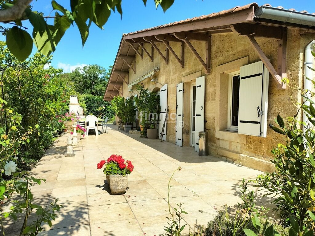 Photo 1 : Maison de caractère plain-pied avec terrain arboré