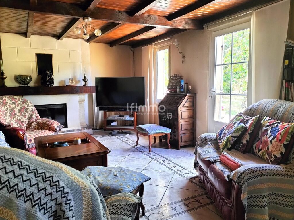 Photo 2 : Maison de caractère plain-pied avec terrain arboré