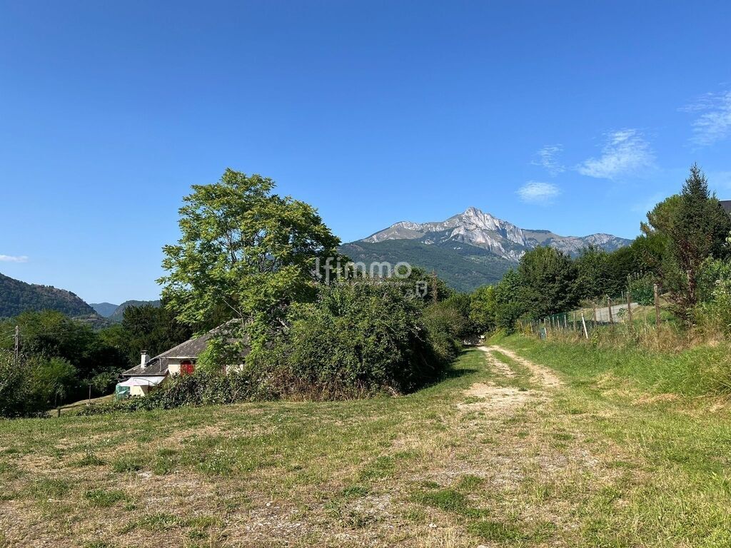 Photo 2 : Terrain constructible de 2 260 m² avec vue montagne