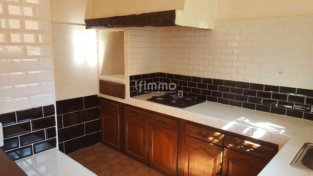 Photo 4 : Ensemble immobilier avec parking