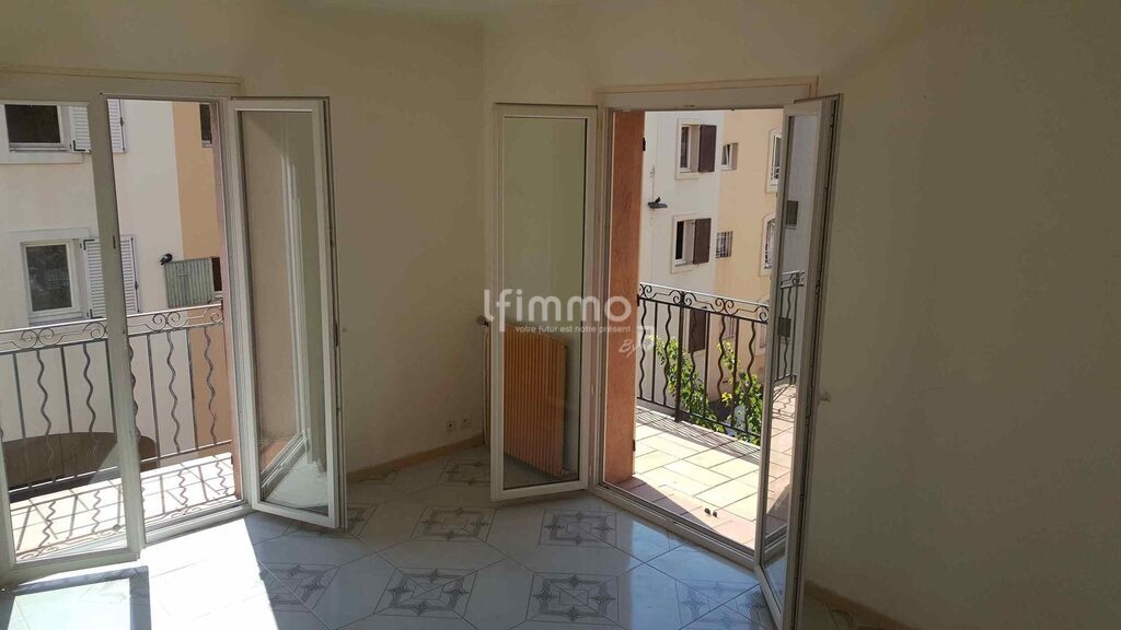 Photo 7 : Ensemble immobilier avec parking