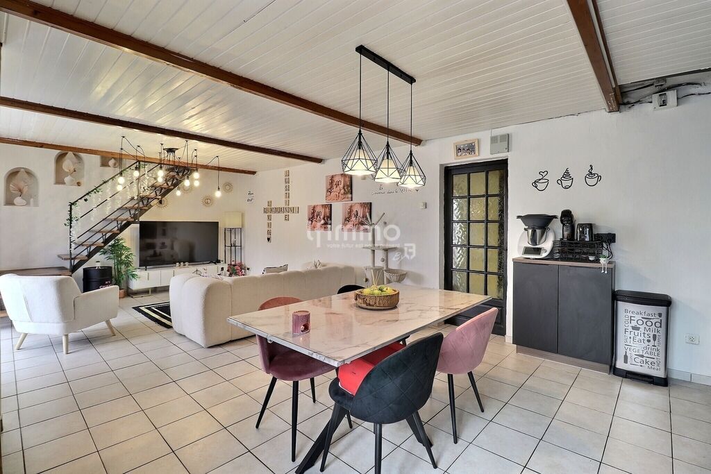 Photo 2 : Maison mitoyenne T5 avec extérieur et piscine