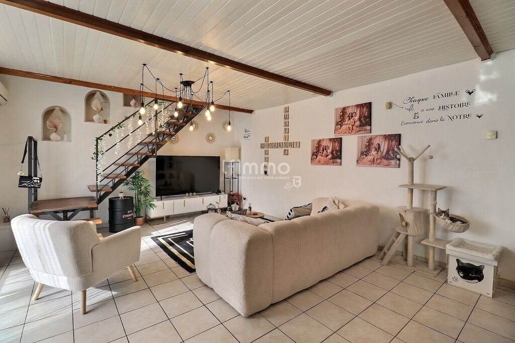 Photo 3 : Maison mitoyenne T5 avec extérieur et piscine