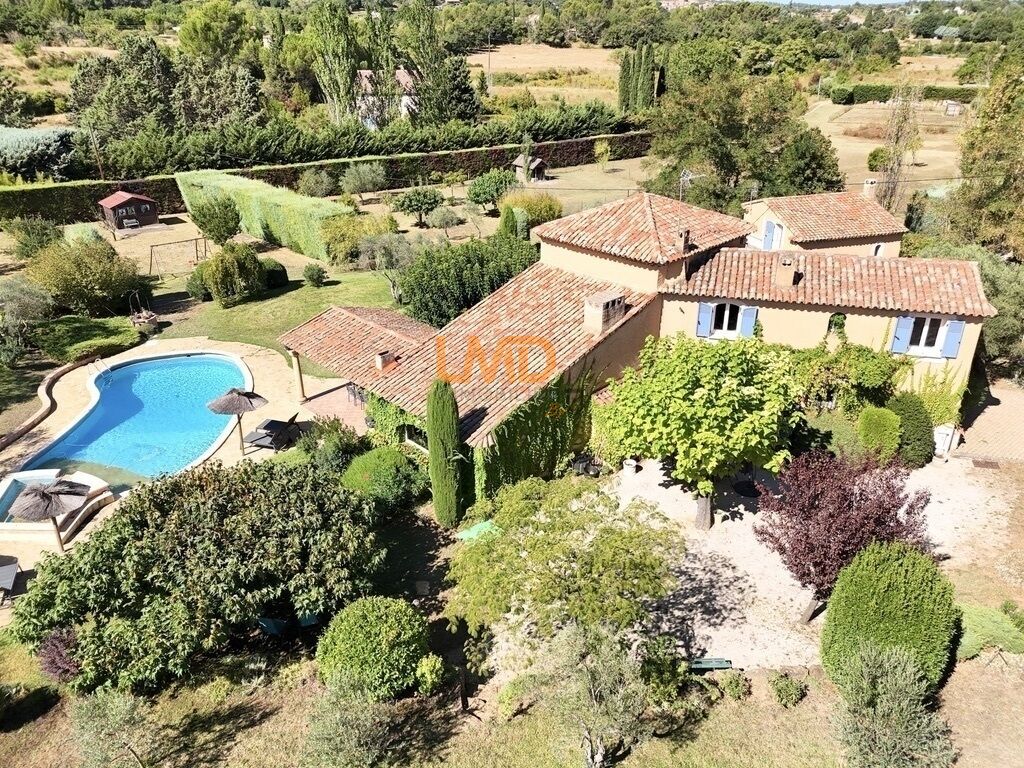 Photo 1 : Trets: maison, appartement et studio sur 11000m2 de terrain