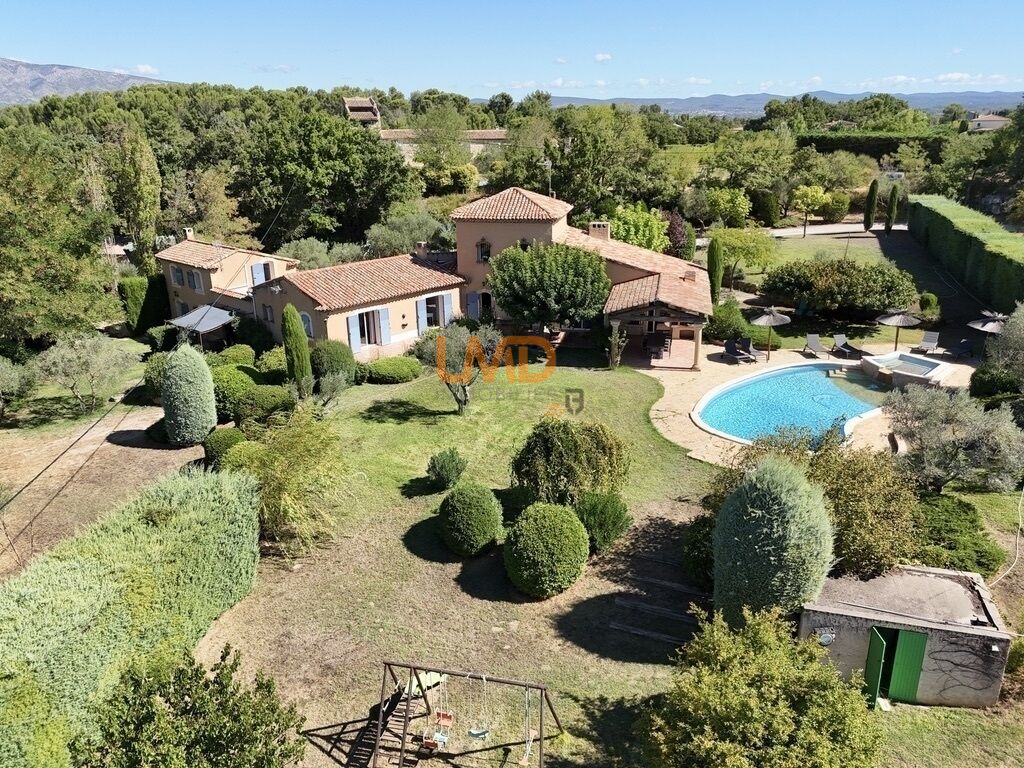 Photo 2 : Trets: maison, appartement et studio sur 11000m2 de terrain