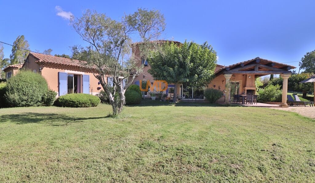 Photo 3 : Trets: maison, appartement et studio sur 11000m2 de terrain