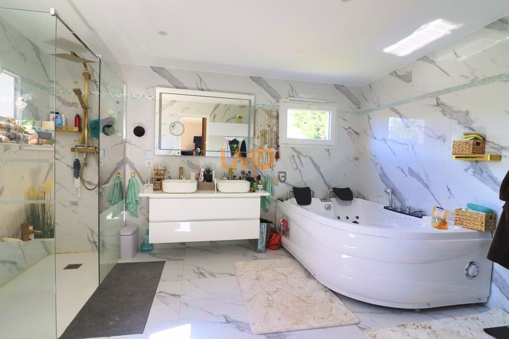 Photo 10 : Taradeau: maison T5 + bureau sur 700m2 avec piscine