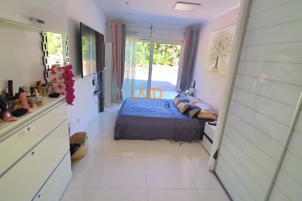 Photo 11 : Taradeau: maison T5 + bureau sur 700m2 avec piscine