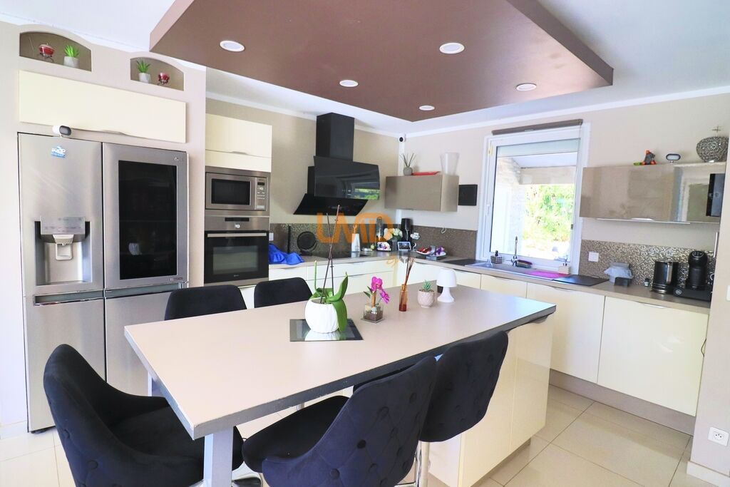 Photo 7 : Taradeau: maison T5 + bureau sur 700m2 avec piscine