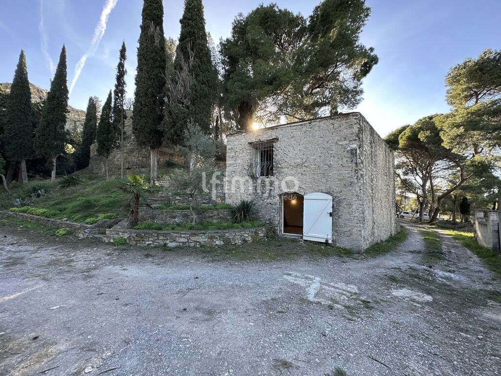 Photo 1 : Ensemble immobilier en pierre avec logements