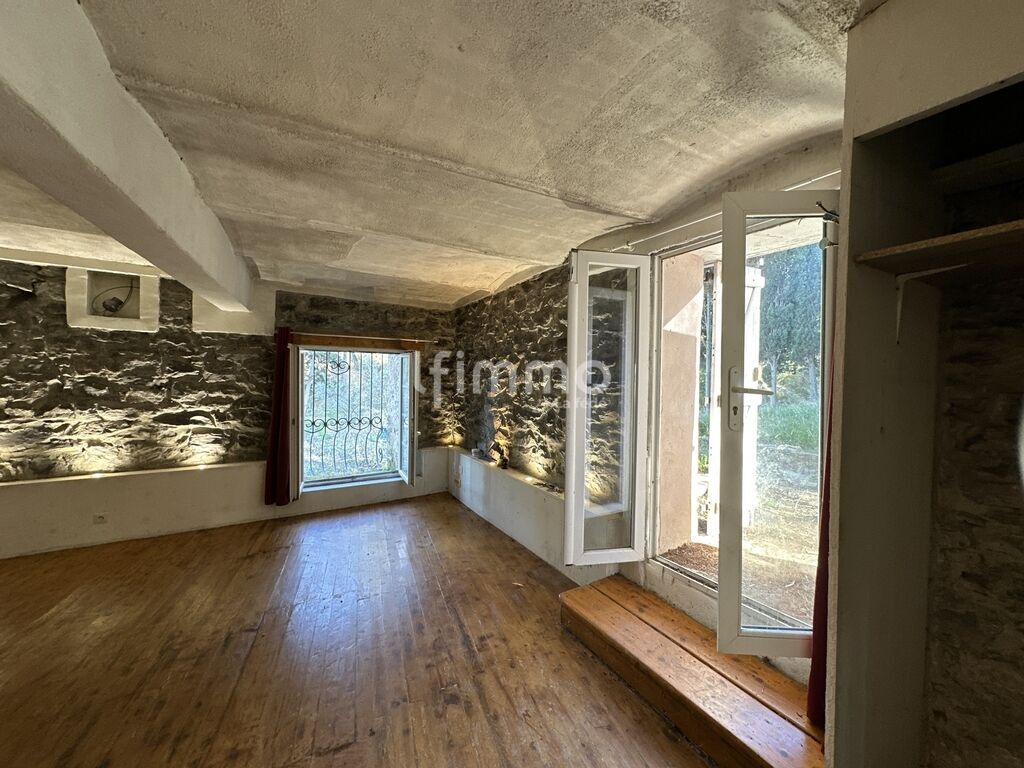 Photo 3 : Ensemble immobilier en pierre avec logements