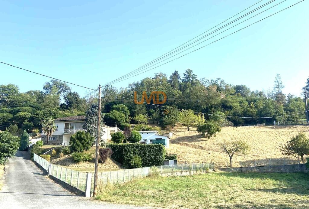 Photo 1 : Grande maison avec terrain