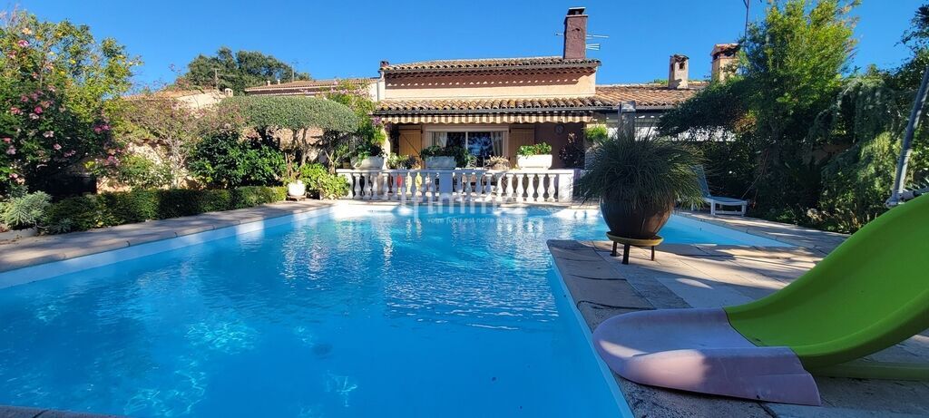 Photo 1 : Maison de caractère, piscine et jardin arboré