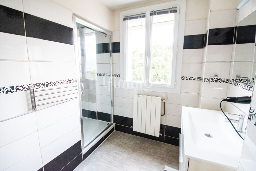 Photo 5 : Dernier étage au calme – T3 lumineux avec balcon, cave et parkin