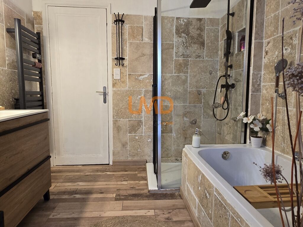 Photo 15 : Appartement en ville : terrasse, garage et vue sur la colline !