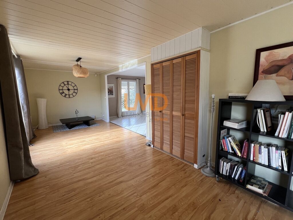 Photo 10 : Maison avec piscine – Centre de Vesseaux – Commodités à pied