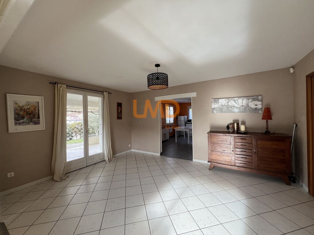 Photo 11 : Maison avec piscine – Centre de Vesseaux – Commodités à pied