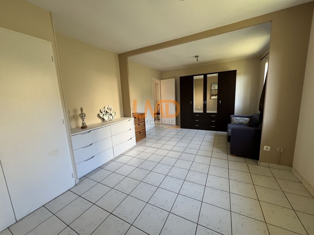 Photo 17 : Maison avec piscine – Centre de Vesseaux – Commodités à pied