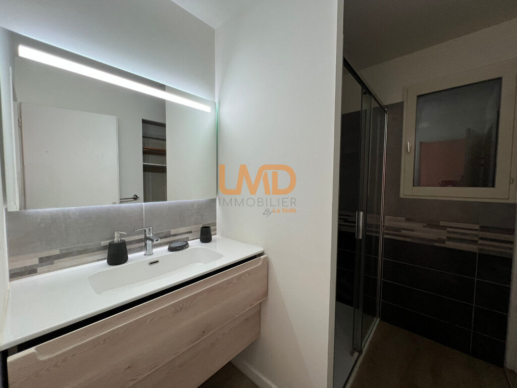 Photo 18 : Maison avec piscine – Centre de Vesseaux – Commodités à pied