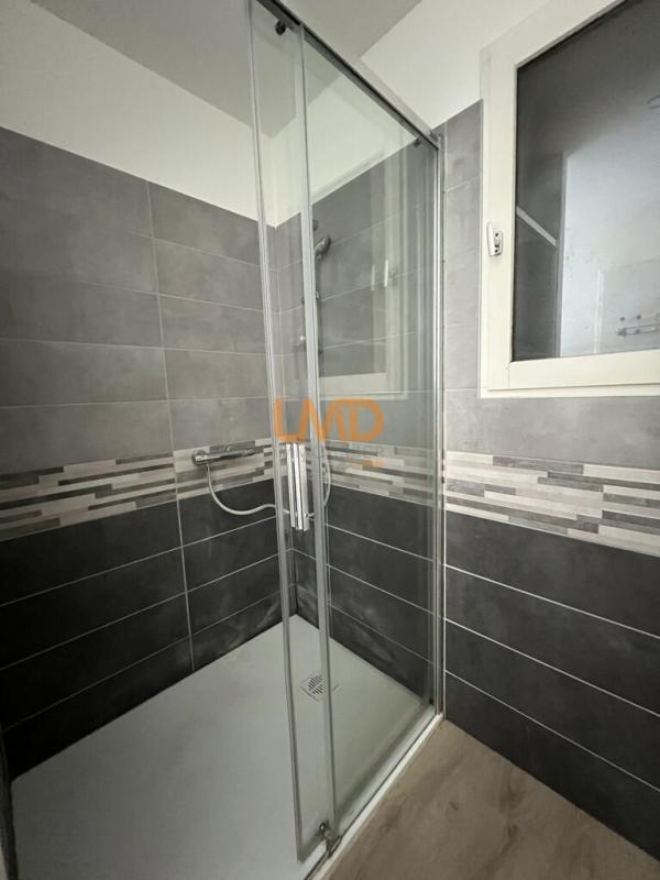 Photo 19 : Maison avec piscine – Centre de Vesseaux – Commodités à pied