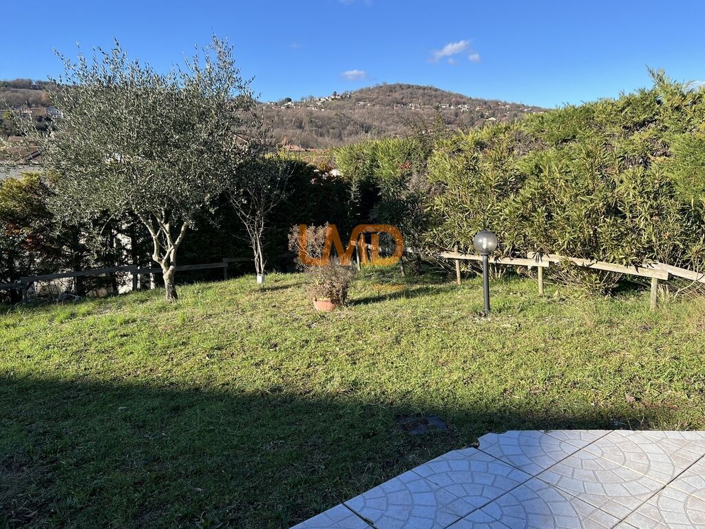 Photo 3 : Maison avec piscine – Centre de Vesseaux – Commodités à pied