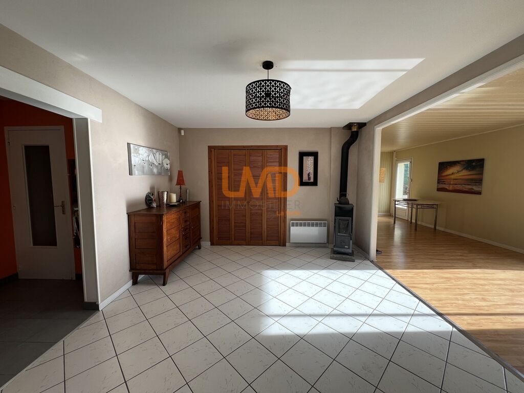 Photo 6 : Maison avec piscine – Centre de Vesseaux – Commodités à pied