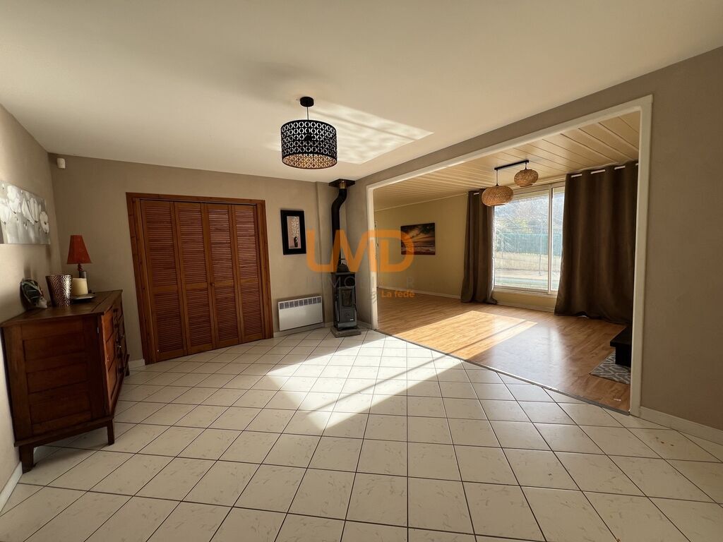 Photo 7 : Maison avec piscine – Centre de Vesseaux – Commodités à pied