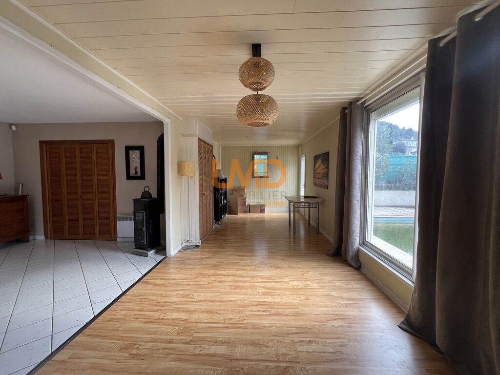 Photo 8 : Maison avec piscine – Centre de Vesseaux – Commodités à pied