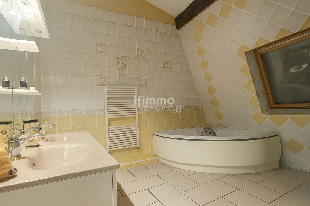 Photo 3 : Immeuble mixte - 2 appartements, 1 local avec bureaux