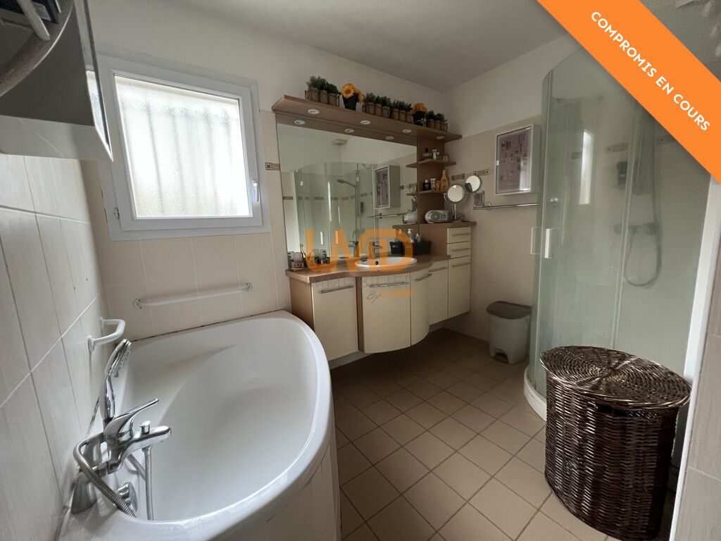 Photo 17 : Mercuer – Maison T6 avec piscine, terrasses et grand garage