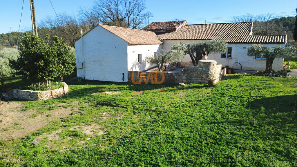 Photo 10 : Mas pierre rénové DPE A 3 suites terrain plat vue dégagée