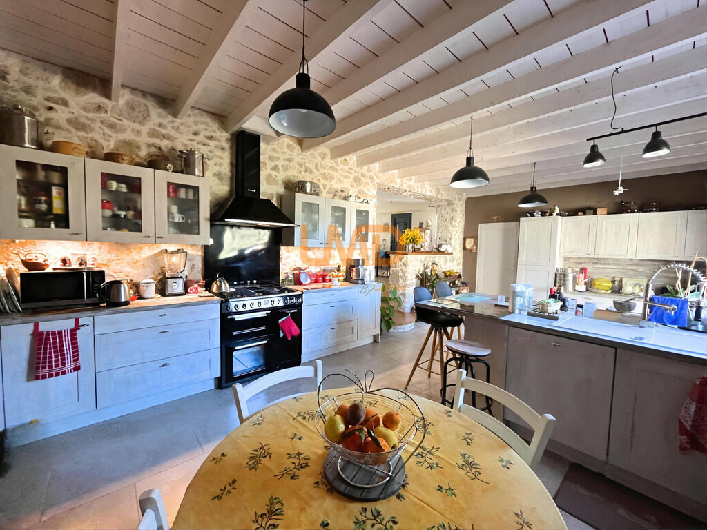 Photo 12 : Mas pierre rénové DPE A 3 suites terrain plat vue dégagée