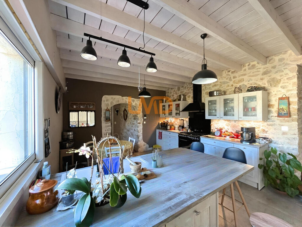 Photo 13 : Mas pierre rénové DPE A 3 suites terrain plat vue dégagée