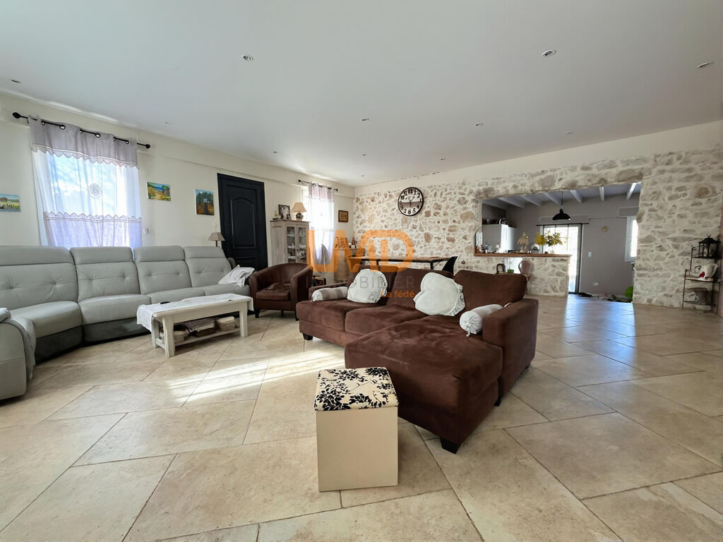 Photo 14 : Mas pierre rénové DPE A 3 suites terrain plat vue dégagée