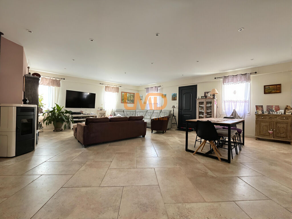 Photo 15 : Mas pierre rénové DPE A 3 suites terrain plat vue dégagée