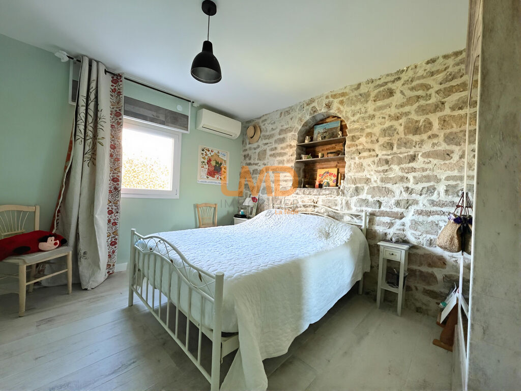 Photo 17 : Mas pierre rénové DPE A 3 suites terrain plat vue dégagée