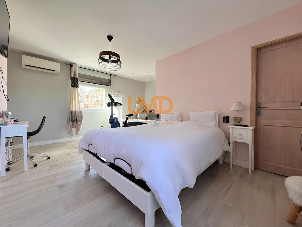 Photo 18 : Mas pierre rénové DPE A 3 suites terrain plat vue dégagée