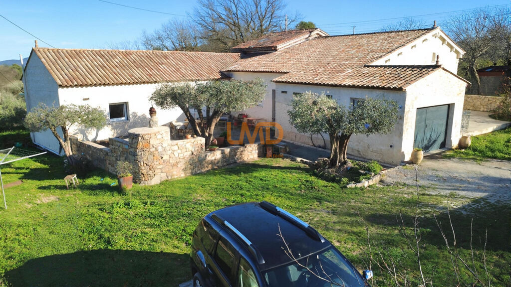 Photo 1 : Mas pierre rénové DPE A 3 suites terrain plat vue dégagée