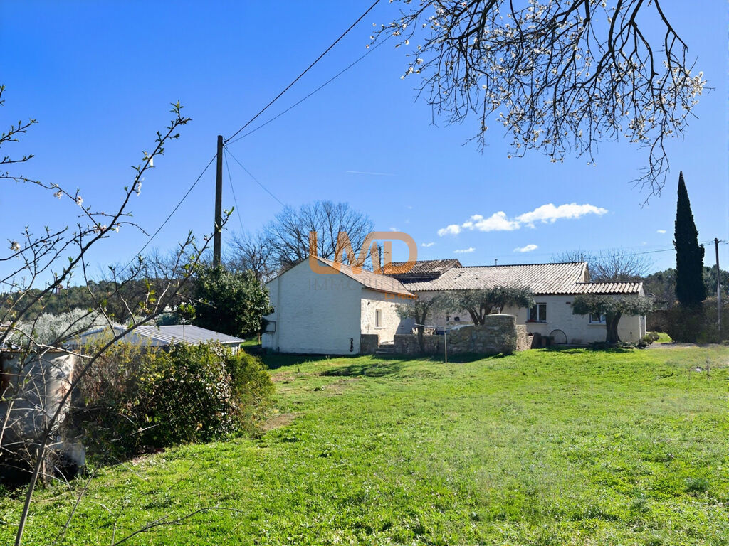 Photo 3 : Mas pierre rénové DPE A 3 suites terrain plat vue dégagée