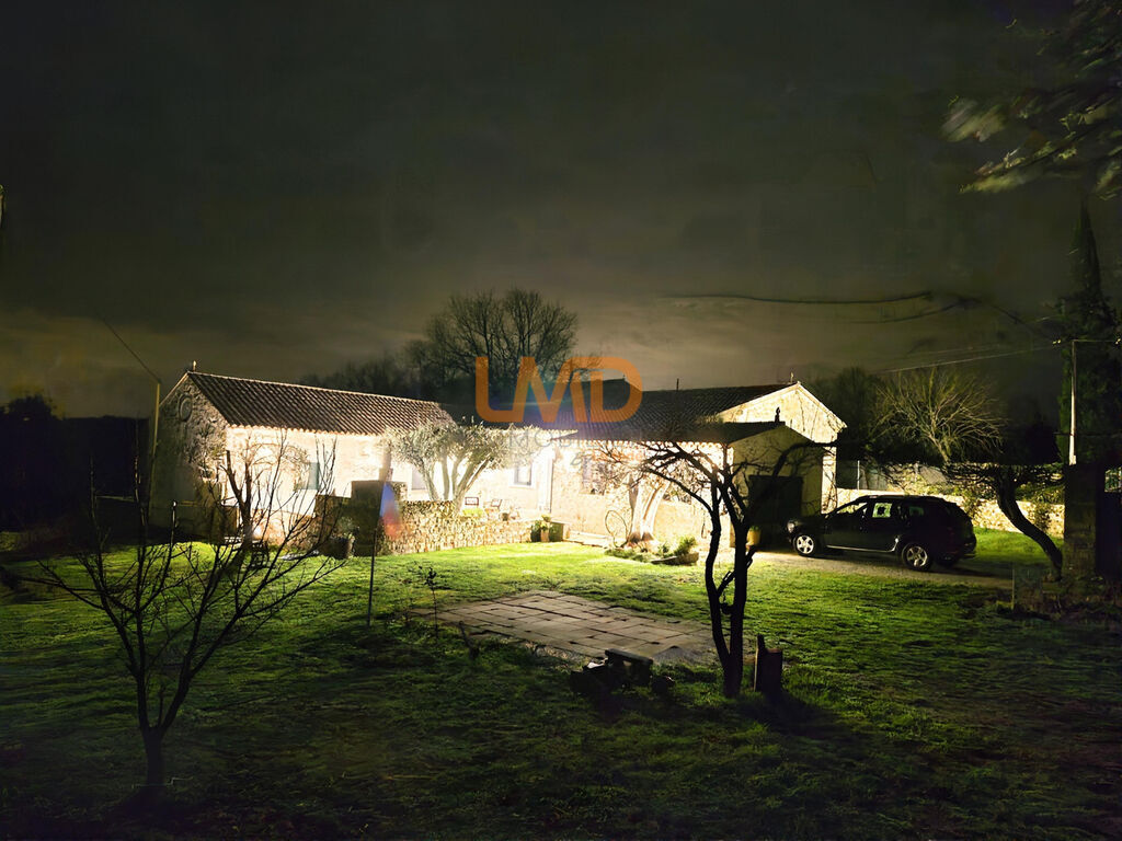 Photo 6 : Mas pierre rénové DPE A 3 suites terrain plat vue dégagée