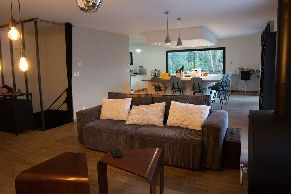 Photo 8 : Propriété- 6 pièces-piscine-garage