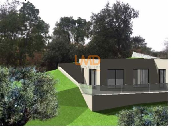 Photo 1 : Terrain avec permis et fondations d'une maison