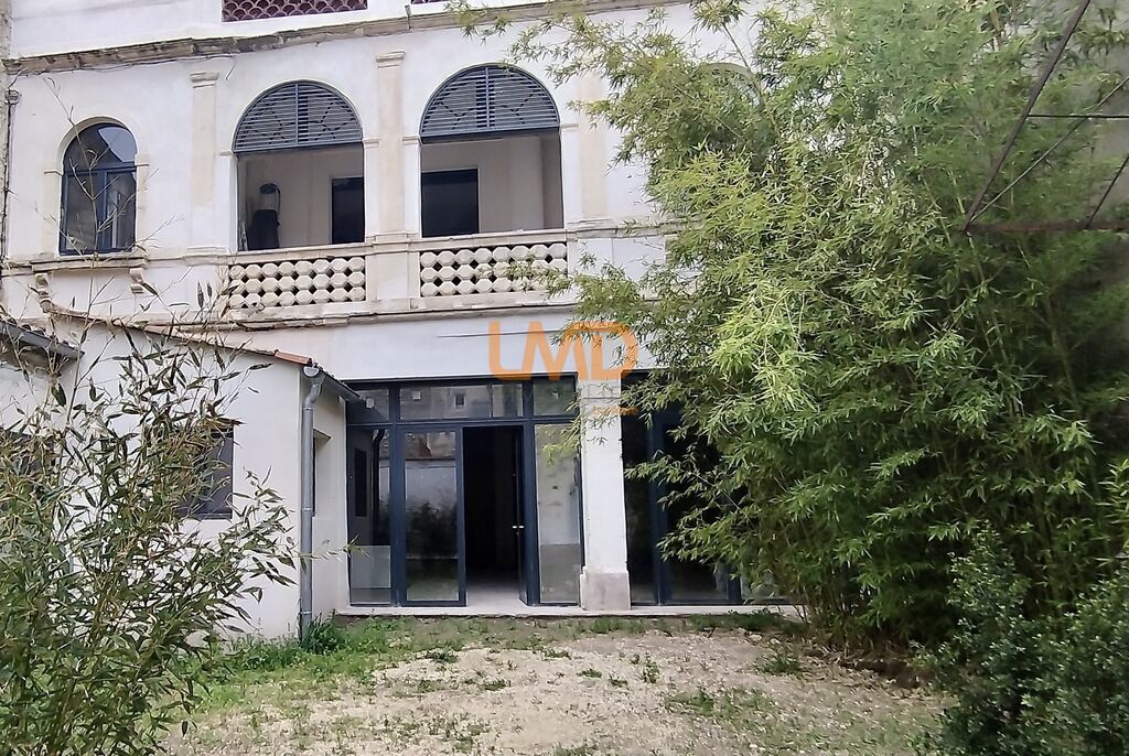 Photo 3 : Grand appartement avec studios, jardin et piscine, centre-ville