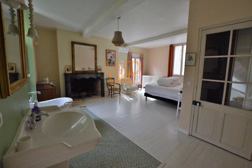 Photo 11 : Demeure de charme au coeur de Sommières, Garage, jardinet, terra