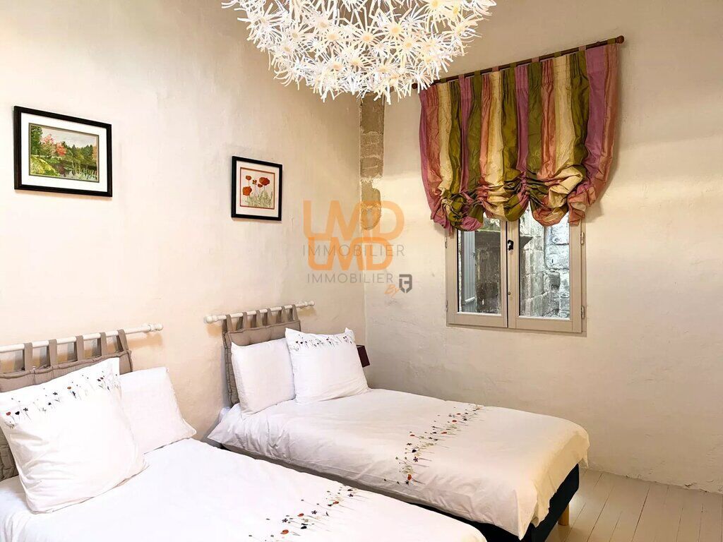 Photo 12 : Demeure de charme au coeur de Sommières, Garage, jardinet, terra