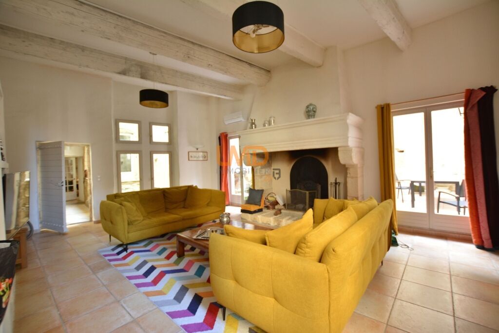 Photo 2 : Demeure de charme au coeur de Sommières, Garage, jardinet, terra