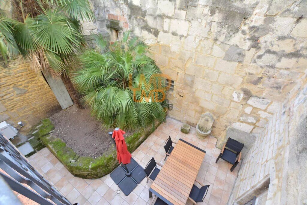 Photo 8 : Demeure de charme au coeur de Sommières, Garage, jardinet, terra