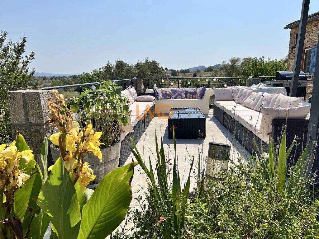Photo 3 : Typique Mas en pierre avec piscine et dépendances